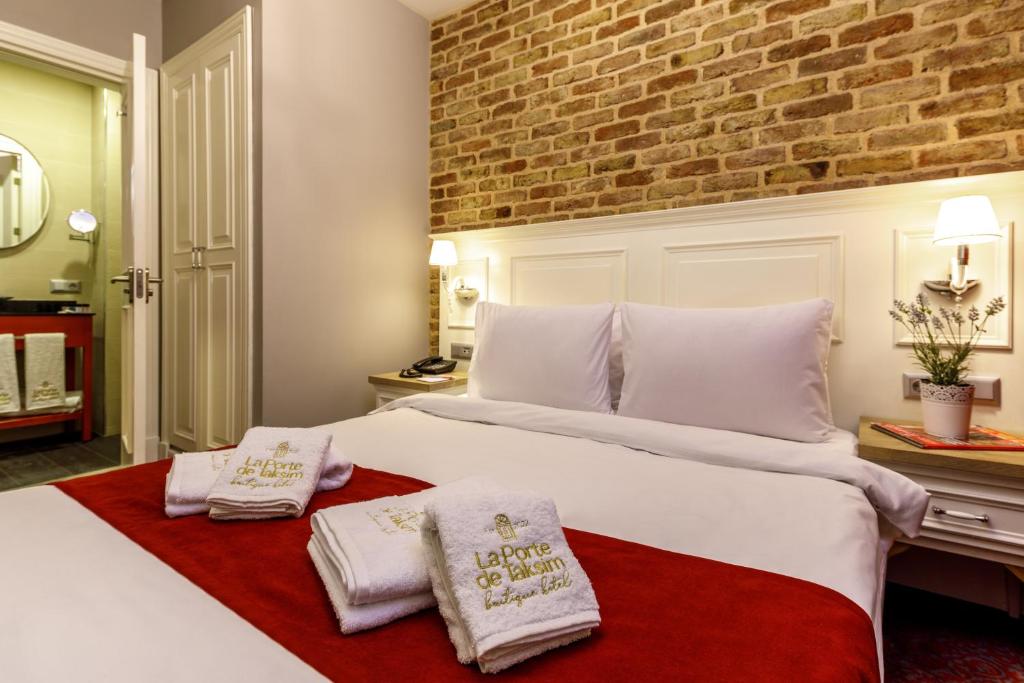 A bed or beds in a room at La Porte de Taksim