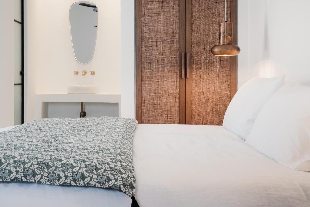Postel nebo postele na pokoji v ubytování Koukoumi Vegan Boutique Hotel