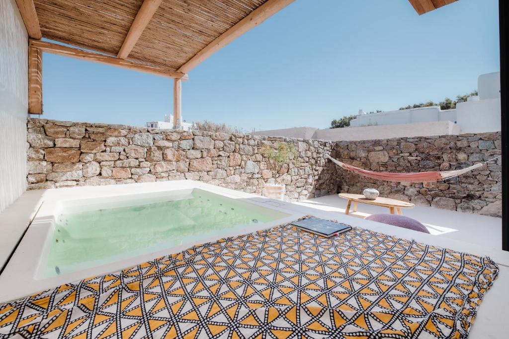 Bazén v ubytování Koukoumi Vegan Boutique Hotel nebo v jeho okolí