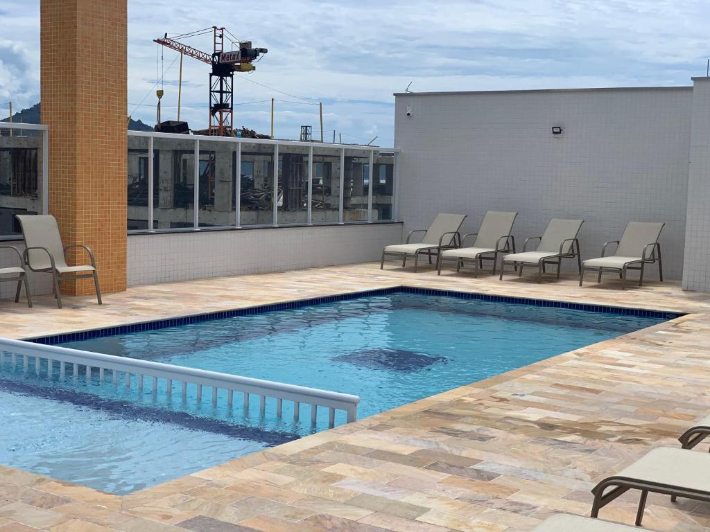 a swimming pool on the roof of a building at MORAMAR - PRAIA Das TONINHAS in Ubatuba