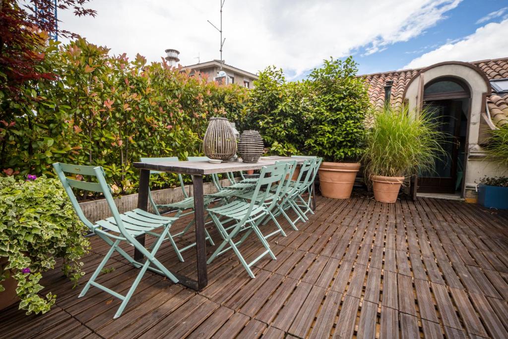 Um jardim no exterior de Bello!Lake Como Suites