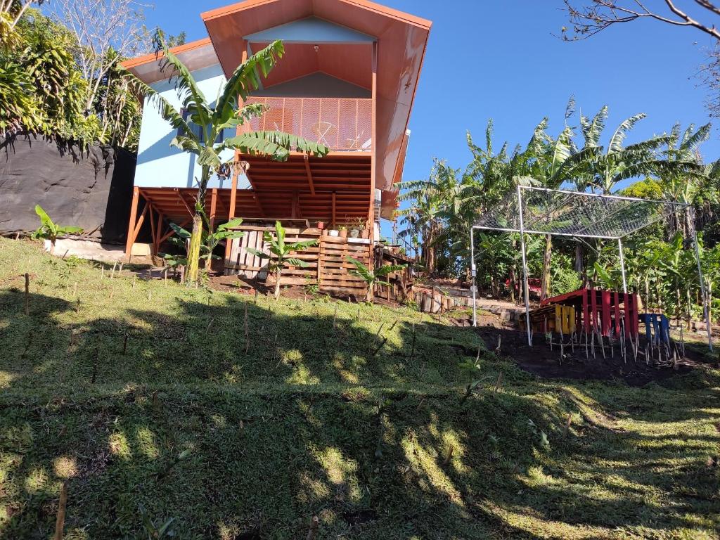 una casa en medio de un campo de hierba en El Buda en Poás