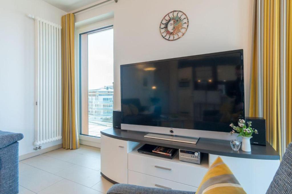 TV a/nebo společenská místnost v ubytování Duenenpark-Heiligenhafen-Haus-Ostseeduene-Wohnung-13-Ostsee-Penthaus