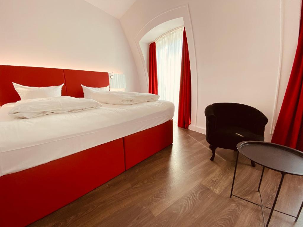 Postel nebo postele na pokoji v ubytování DORMERO Hotel Dresden City