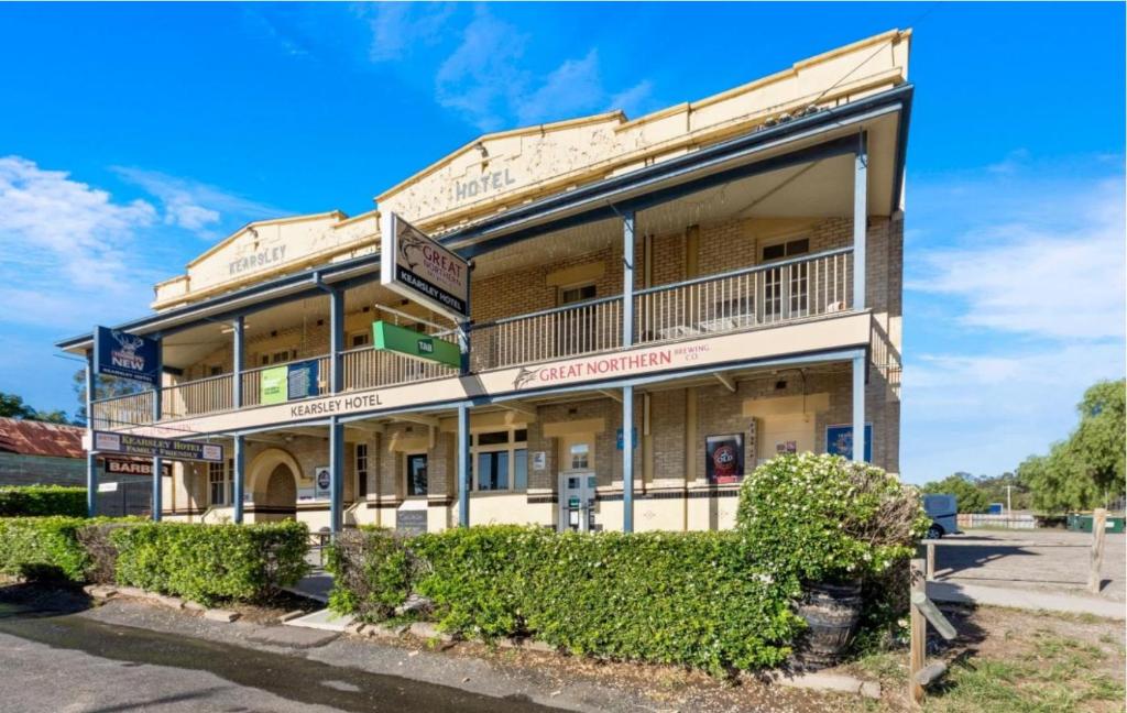 um edifício antigo num parque de estacionamento em Kearsley Hotel em Cessnock