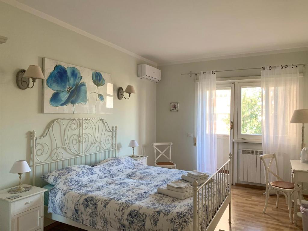 een slaapkamer met een bed met een blauw en wit dekbed bij B&B EurGardenie in Rome