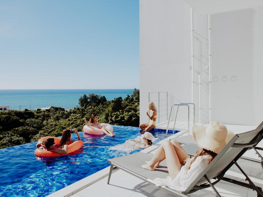 恩納村にあるBlue Rela Luxe Resort Okinawaのリゾートのプールに宿泊する人々のグループ