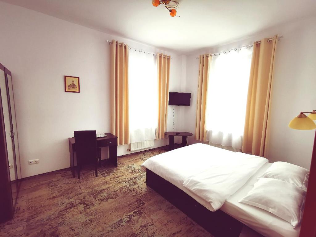 ブシュテニにあるHotel Paraul Receのベッドルーム1室(ベッド1台、大きな窓2つ付)