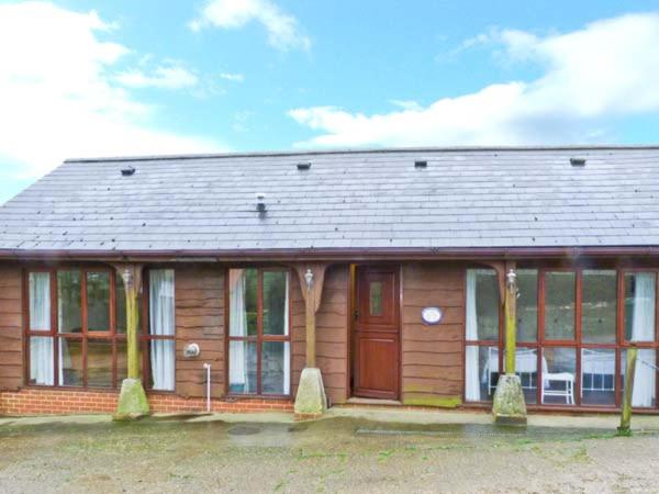 Cette maison en bois dispose d'une porte et de fenêtres en bois. dans l'établissement The Carthouse, à Newport