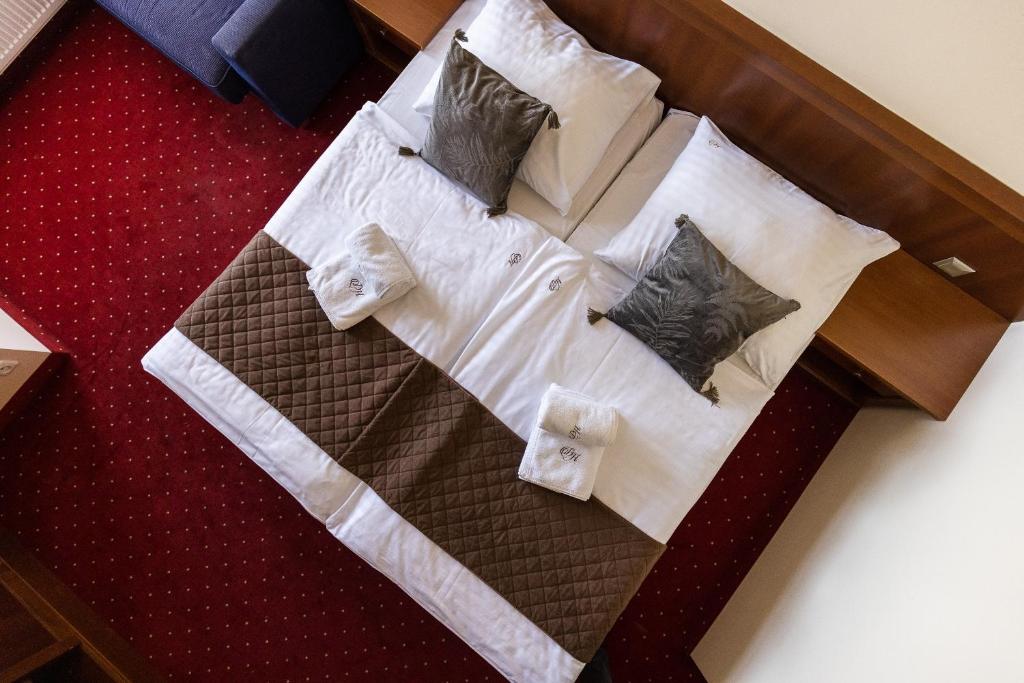 Posteľ alebo postele v izbe v ubytovaní Hotel Diamond w Białym Dworku