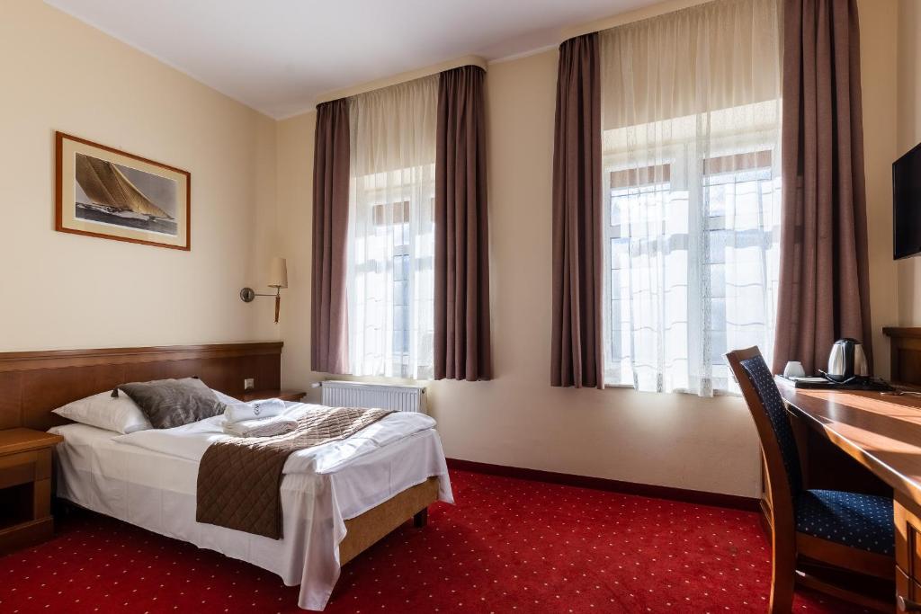 Televízia a/alebo spoločenská miestnosť v ubytovaní Hotel Diamond w Białym Dworku