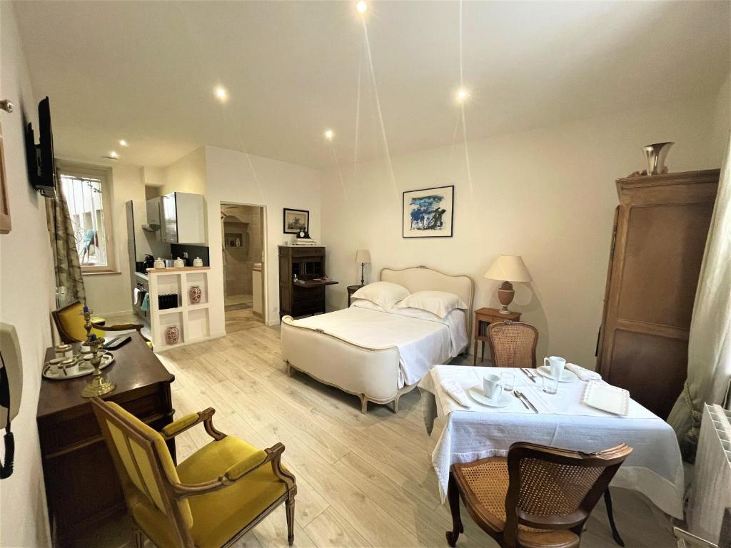 1 dormitorio con 2 camas, mesa y sillas en Maponi, en Dijon