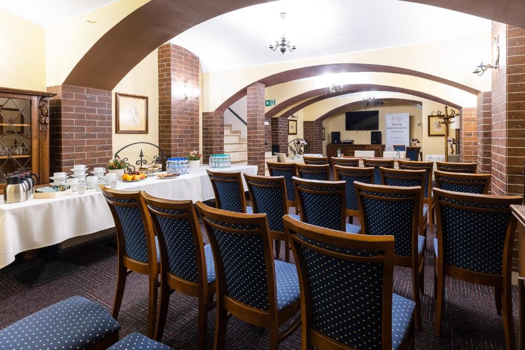 Reštaurácia alebo iné gastronomické zariadenie v ubytovaní Hotel Diamond w Białym Dworku