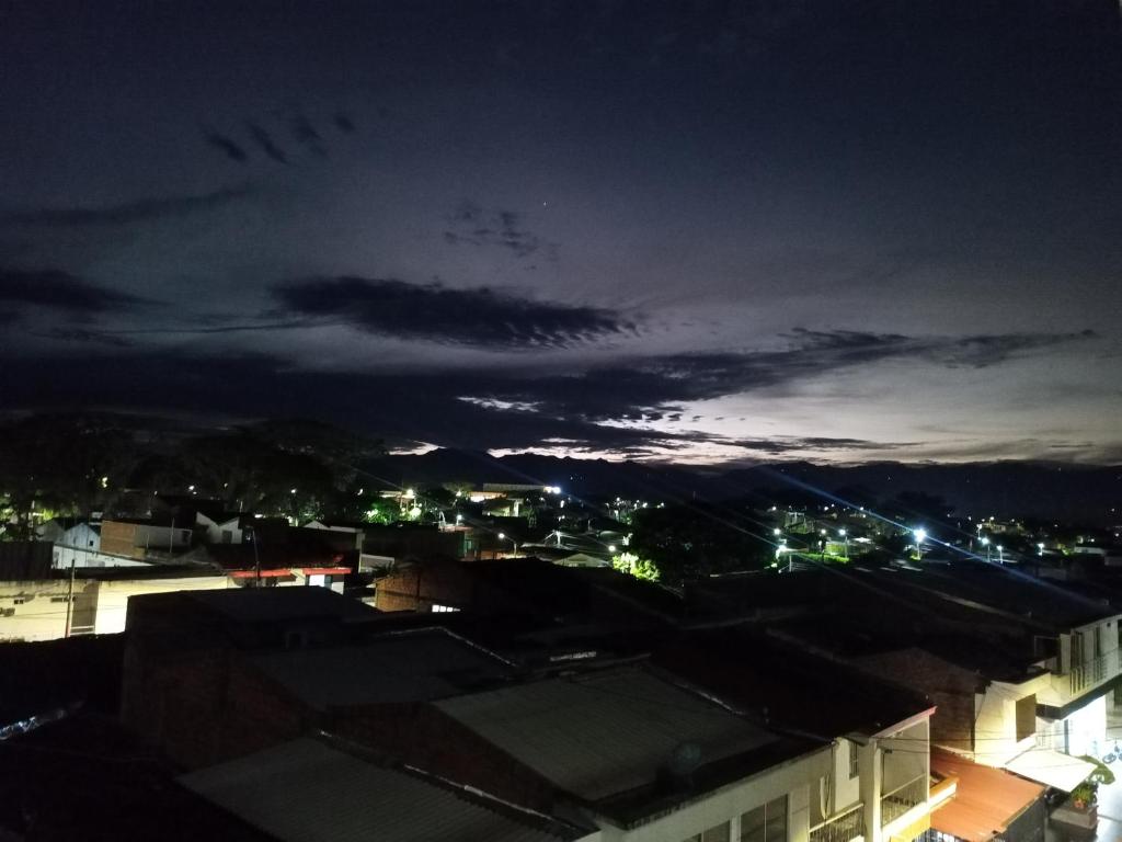 - une vue sur la ville la nuit avec des lumières dans l'établissement Lujoso Apartamento para Vacaciones y Negocios, à Cartago