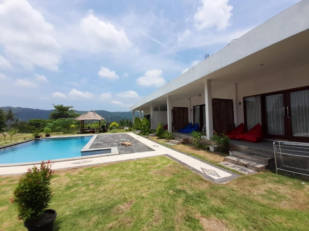 widok na dom z basenem w obiekcie Tree Tops Mandalika w Kuta Lombok