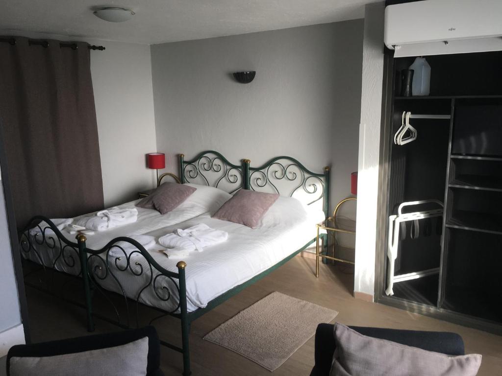 Postel nebo postele na pokoji v ubytování Tropical Hotel