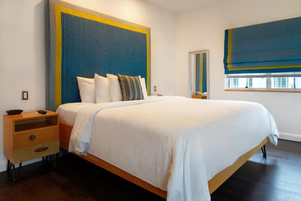 Postel nebo postele na pokoji v ubytování The Tony Hotel South Beach