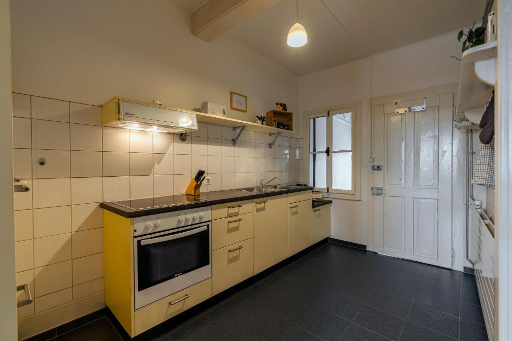 Kuchyň nebo kuchyňský kout v ubytování Eigene Wohnung im Stadtzentrum mit wunderschöner Dachterrasse