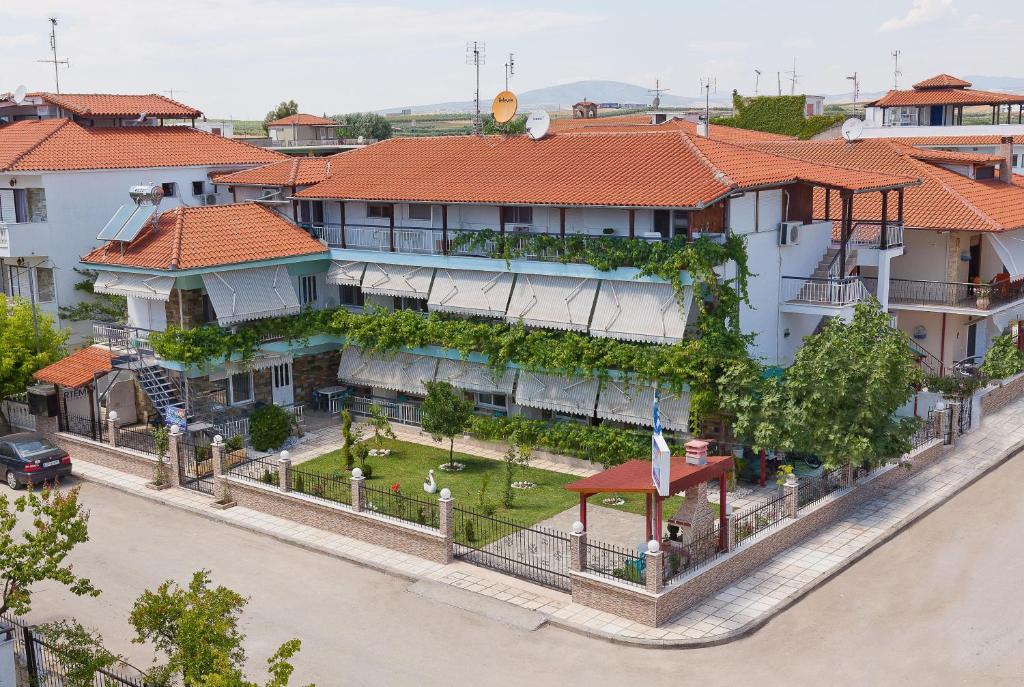 una vista aérea de un edificio con patio en Artemis Apartments, en Paralia Dionisiou