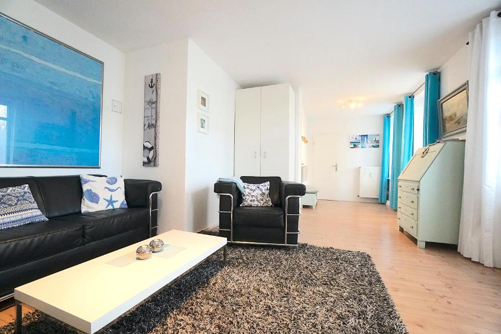 Posezení v ubytování Ferienwohnung Kajüte am Borbyer Kurpark von Eckernförde