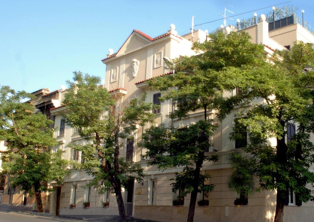 um edifício com árvores em frente em Tmark Hotel Vaticano em Roma