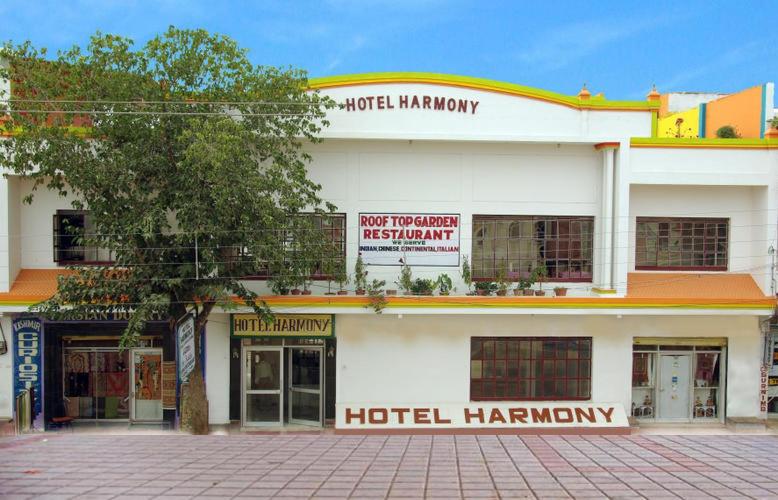 una farmacia de hotel con un árbol delante en Hotel Harmony, en Khajurāho