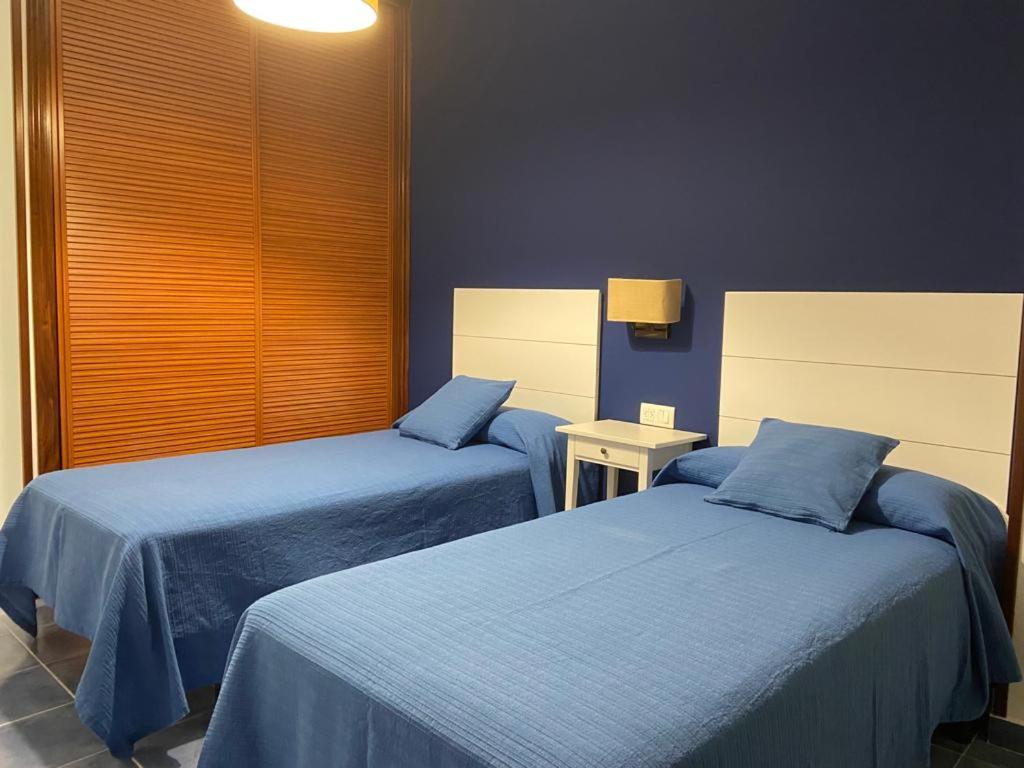 - 2 lits installés l'un à côté de l'autre dans une chambre dans l'établissement PENSION CASA JULIO **, à Culleredo