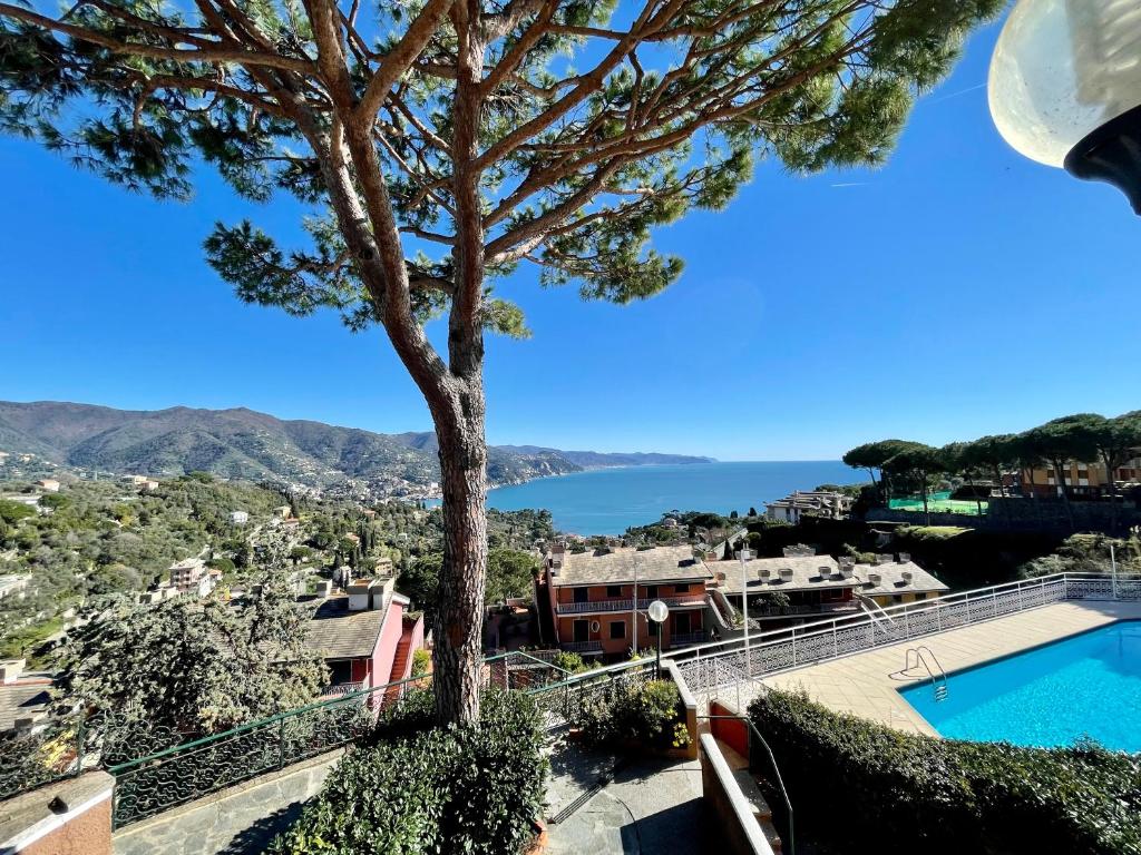 widok na wodę z domu w obiekcie Portofino Est Residence w Rapallo