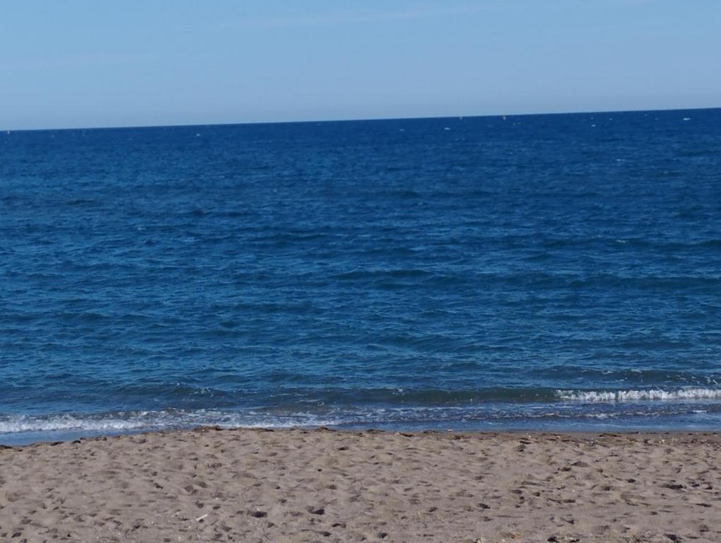 piaszczysta plaża z oceanem w tle w obiekcie FUENGIROLA APARTAMENT SUN&BEACH w mieście Fuengirola
