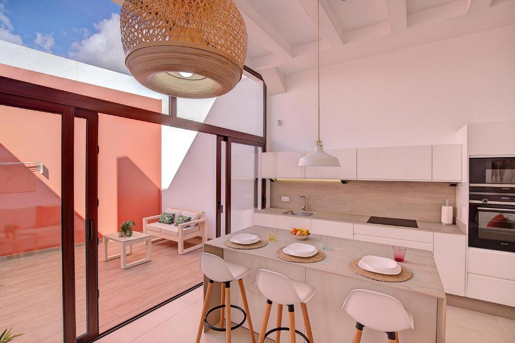 - une cuisine avec une table et des chaises dans la chambre dans l'établissement Elita Apartment, à Los Llanos de Aridane
