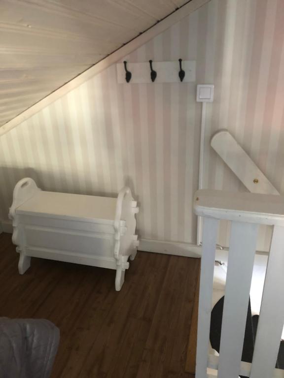 Postel nebo postele na pokoji v ubytování Gävle hel Lägenhet Stuga i 2 plan 28 m2 Centrum 3 Furuvik 9