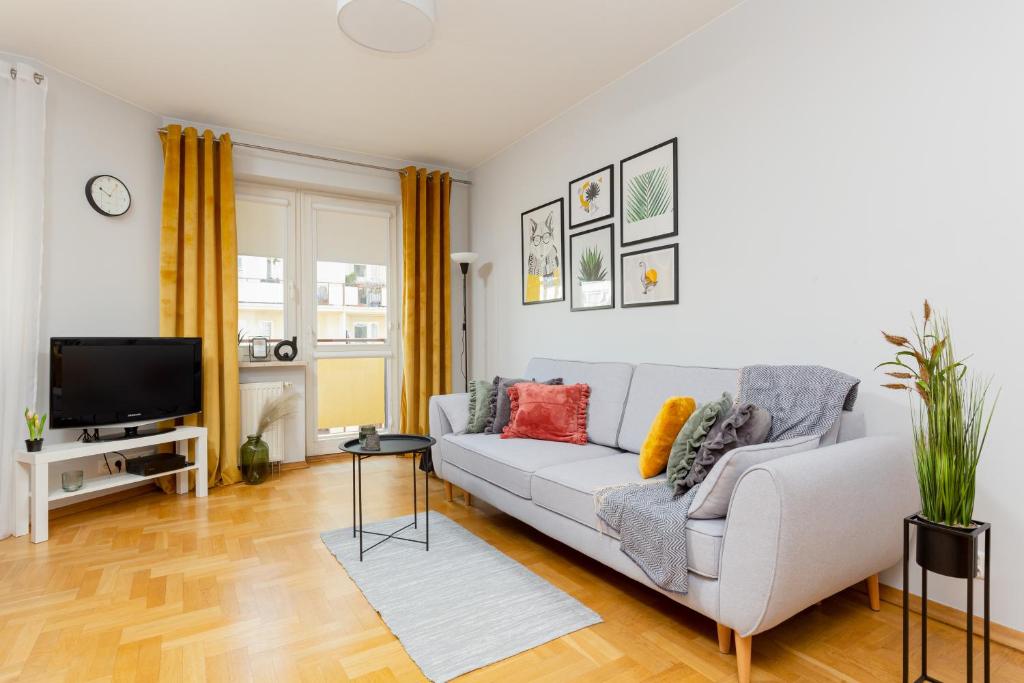Televízia a/alebo spoločenská miestnosť v ubytovaní Mokotów Apartment Bluszczańska by Noclegi Renters
