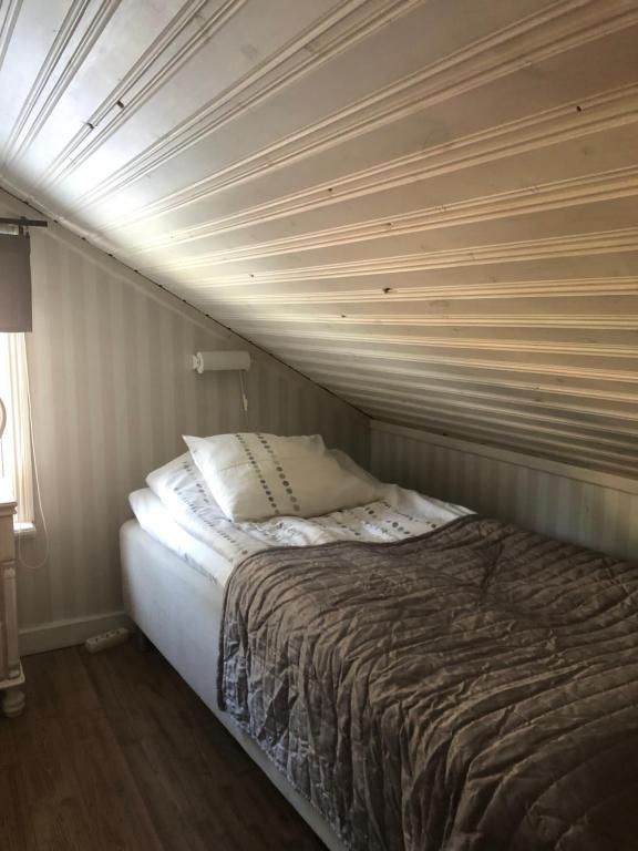 Postel nebo postele na pokoji v ubytování Gävle hel Lägenhet Stuga i 2 plan 28 m2 Centrum 3 Furuvik 9