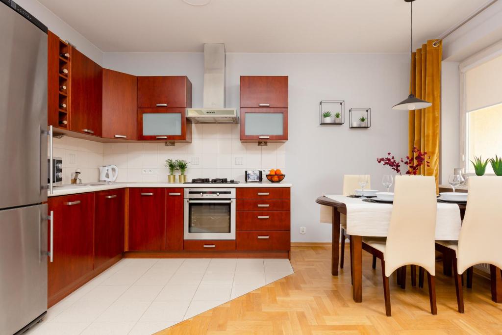 Kuchyňa alebo kuchynka v ubytovaní Mokotów Apartment Bluszczańska by Noclegi Renters