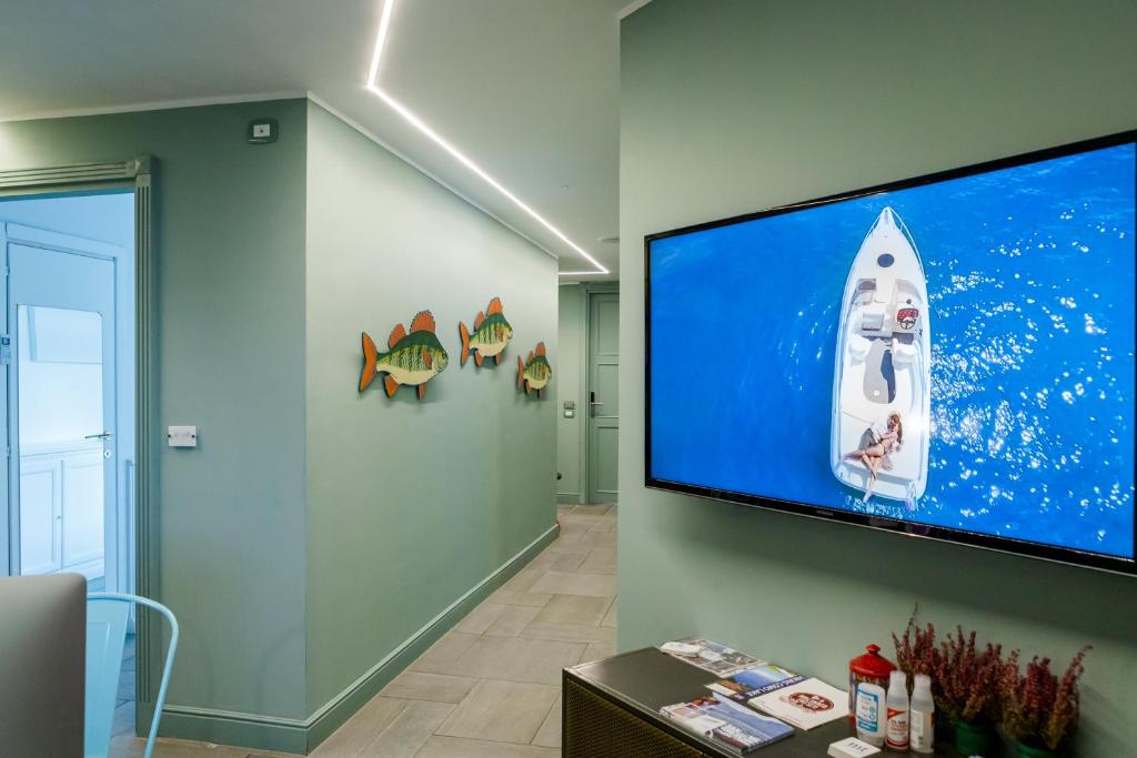 Uma televisão e/ou sistema de entretenimento em Bello!Lake Como Suites