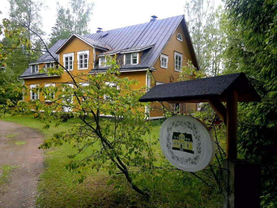 una casa con un frisbee delante de ella en Hiekkaranta Bed & Breakfast en Kuortane