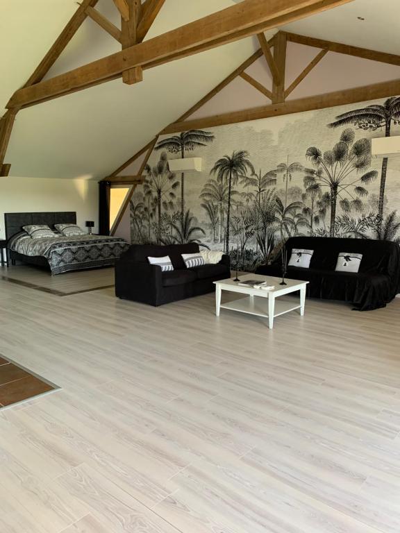Habitación grande con 2 sofás y mesa. en Le Loft Occitan, en Albefeuille-Lagarde