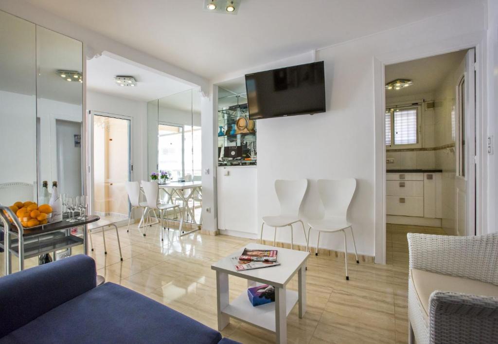A television and/or entertainment centre at Apartamentos President 3ºD