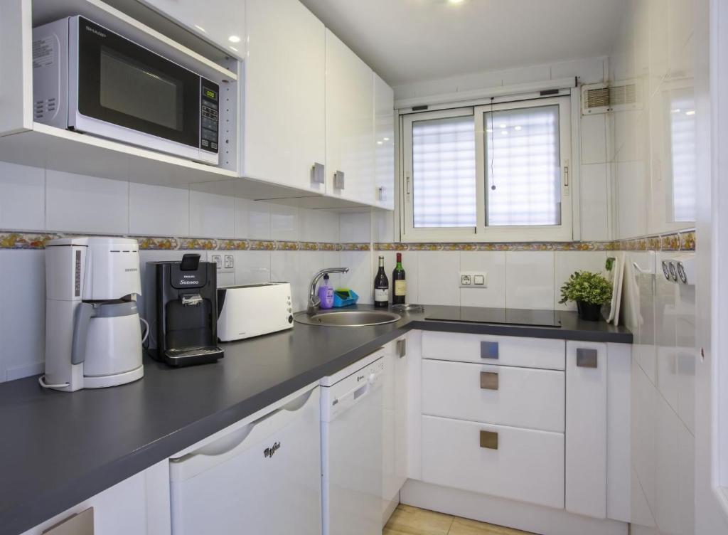 A kitchen or kitchenette at Apartamentos President 3ºD