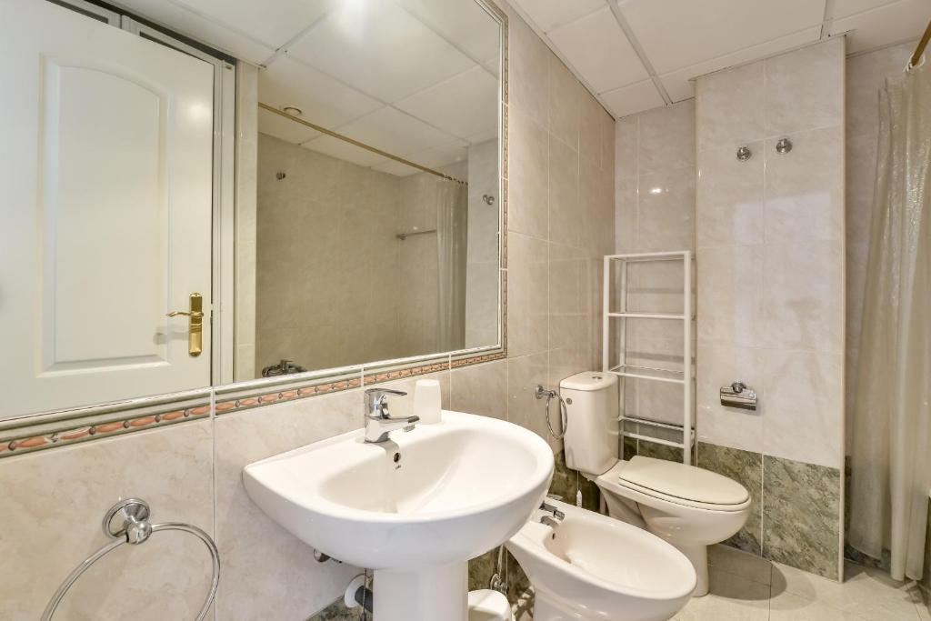 Koupelna v ubytování Apartamentos Zafiro Atico (2-12º-C)