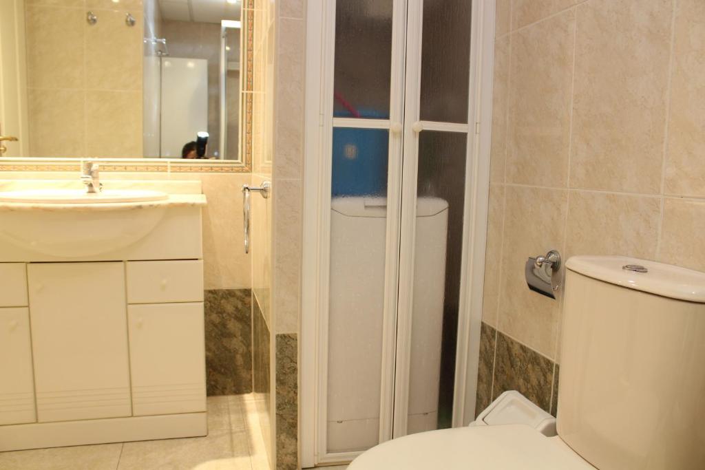 Koupelna v ubytování Apartamentos Zafiro Atico (2-12º-C)