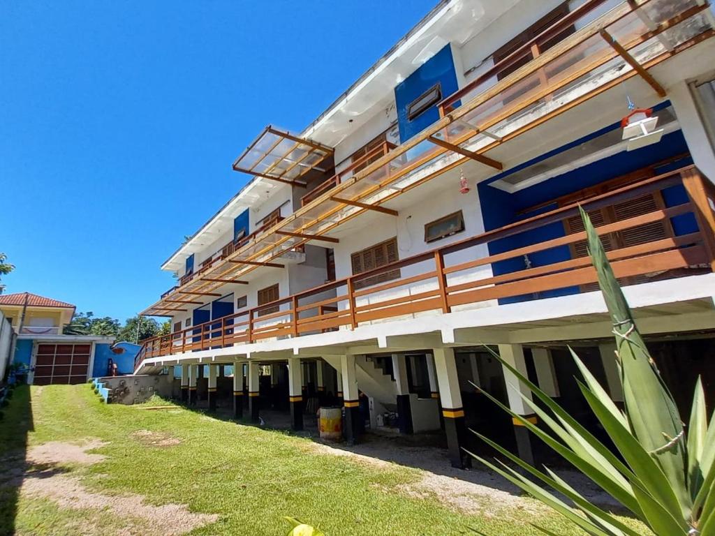 uma vista para o exterior de um edifício com varandas em madeira em Waimea FLATS Itamambuca em Ubatuba