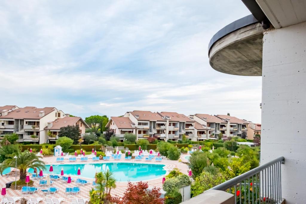 vista para uma piscina num resort em Garda Almonds em Desenzano del Garda