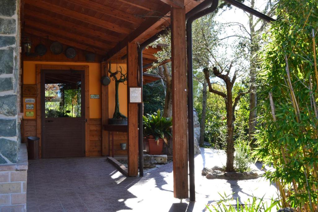 un ingresso a una casa con porta in legno di Costa del Gallo a Pacentro