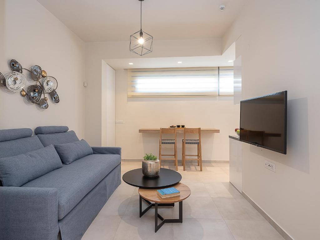 TV a/nebo společenská místnost v ubytování Utopia Luxury Villas