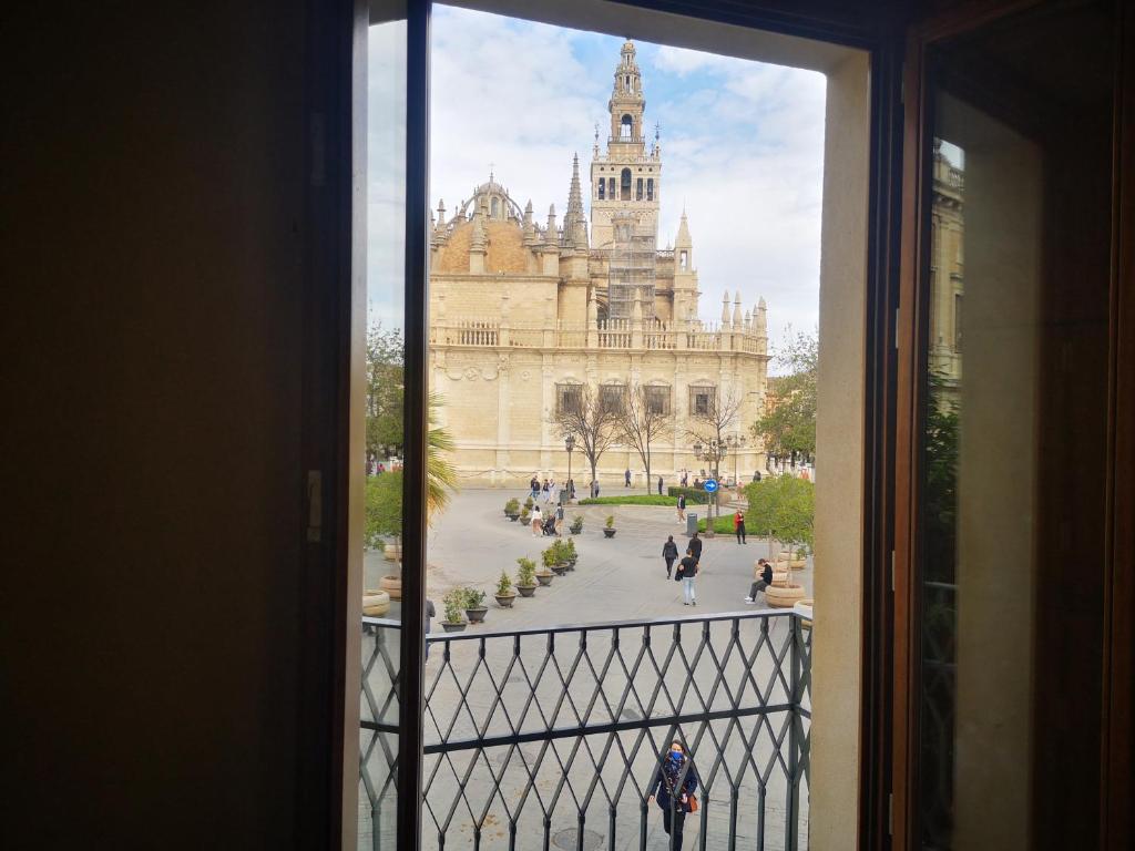 Luxury Apartment with views to Alcazar, Cathedral and Giralda ...