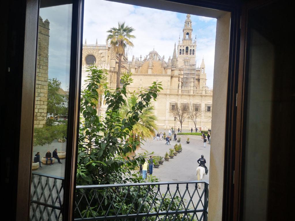 Luxury Apartment with views to Alcazar, Cathedral and Giralda ...