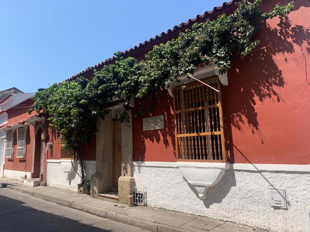 un edificio rojo y blanco con ventana en Casa Marta by Soho en Cartagena de Indias