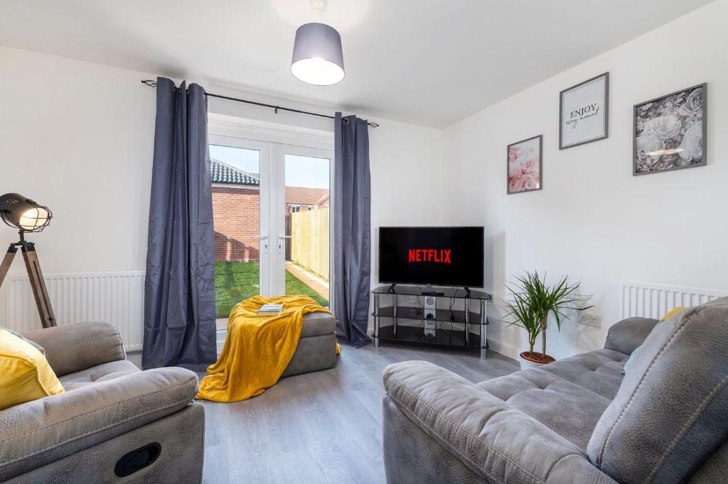 TV a/nebo společenská místnost v ubytování The Holt-Ideal for Contractors- Heartwarming 2 Bedrooms Apartment-Parking