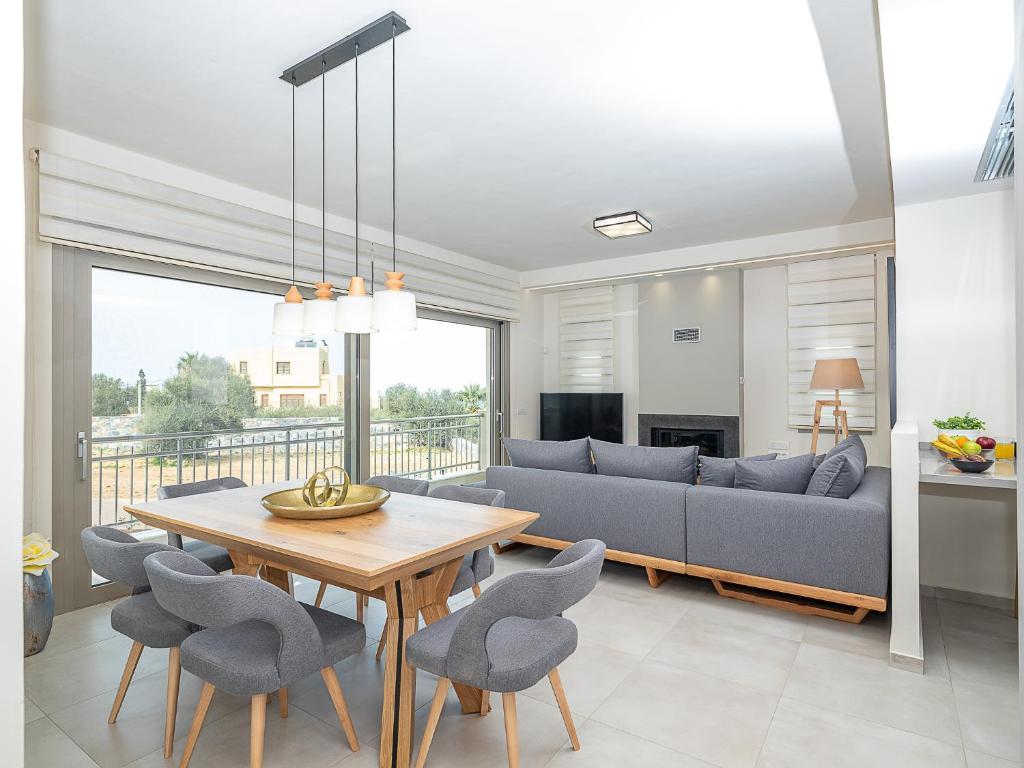 TV a/nebo společenská místnost v ubytování Utopia Luxury Villas